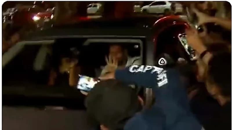 شاهد.. مشجعون يقطعون الطريق على ميسي ويحاصرون مركبته