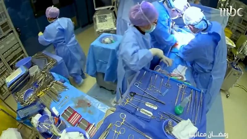 شاهد.. الشقيري يستعرض عملية زراعة كبد في جسم إنسان وربطه بالأعضاء بطريقة عجيبة