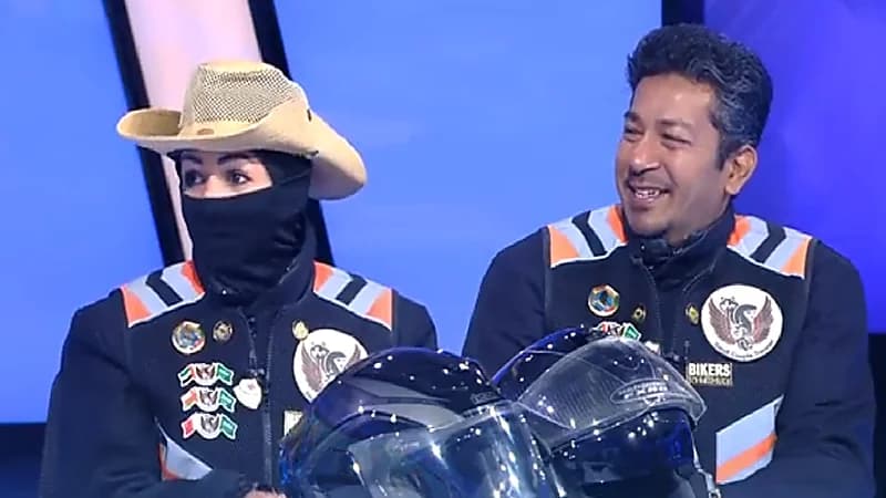 شاهد.. مواطن وزوجته يجوبان 30 منطقة على متن دراجة نارية