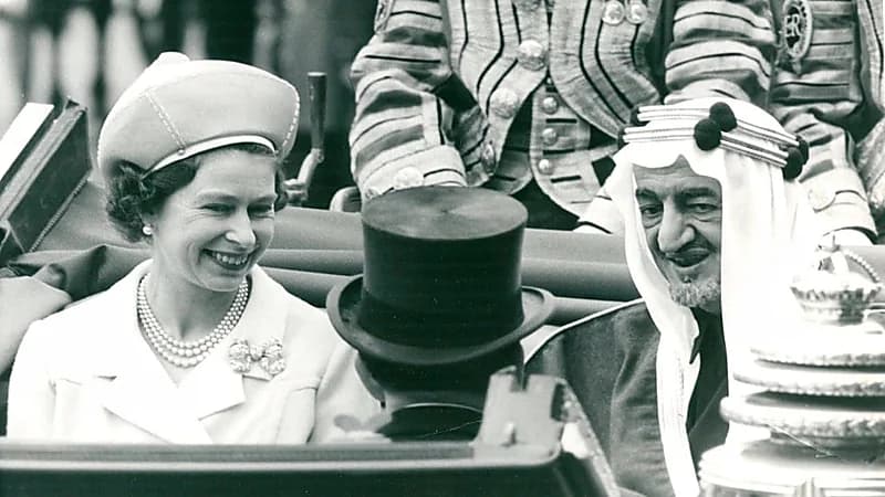 صورة نادرة للملك فيصل والملكة إليزابيث قبل 55 عامًا