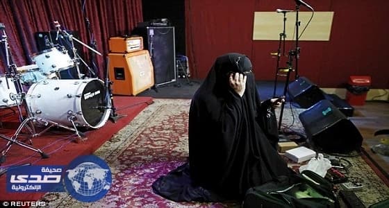 بالصور.. عازفة جيتار تواصل مسيرتها مع موسيقى الروك بالنقاب