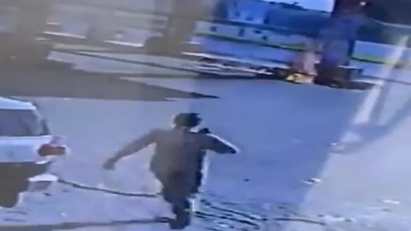 شاهد.. رجل أمن يسارع لإطفاء حريق في إحدى محطات الوقود