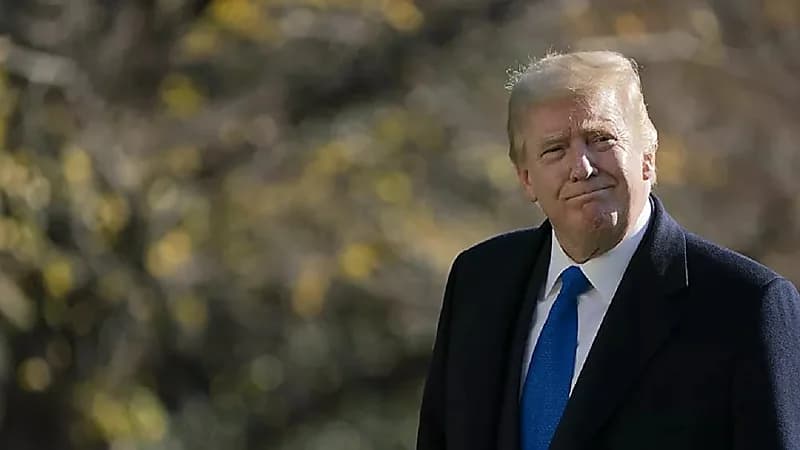 حارس ترامب الشخصي يطالبه بـ 130 دولار ديون عليه اشترى له بها وجبة "برجر"