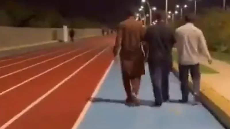 شاب سعودي يوثق حديث مجموعة من الهنود والباكستانيين عن السعودية .. فيديو