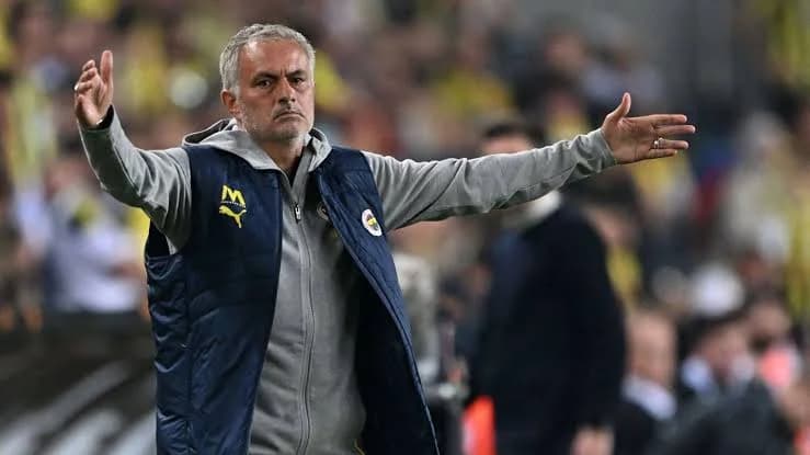 مشجع يصدم مورينيو بقبلة حارة.. فيديو