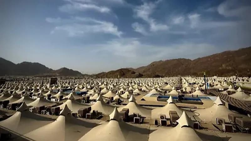 الحجاج يتوافدون على مشعر منى لقضاء يوم التروية