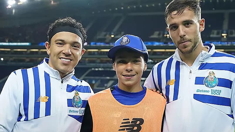 غونزاليس يمنح ملتقط الكرة هدية فريدة بعد الفوز بجائزة رجل المباراة .. فيديو