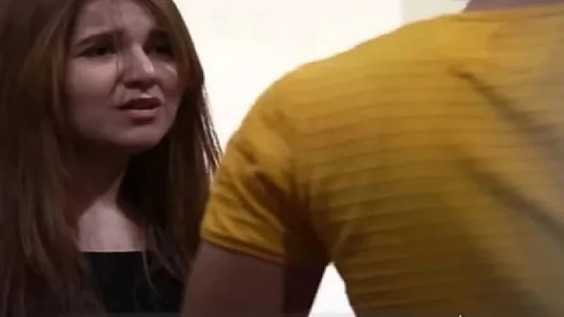 بالفيديو.. فتاة تعرض بيع شعرها لإطعام طفلها