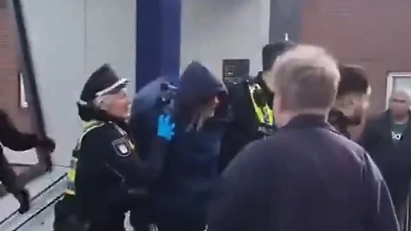 لحظة اعتقال منفذة هجوم الطعن الجماعي في ألمانيا.. فيديو