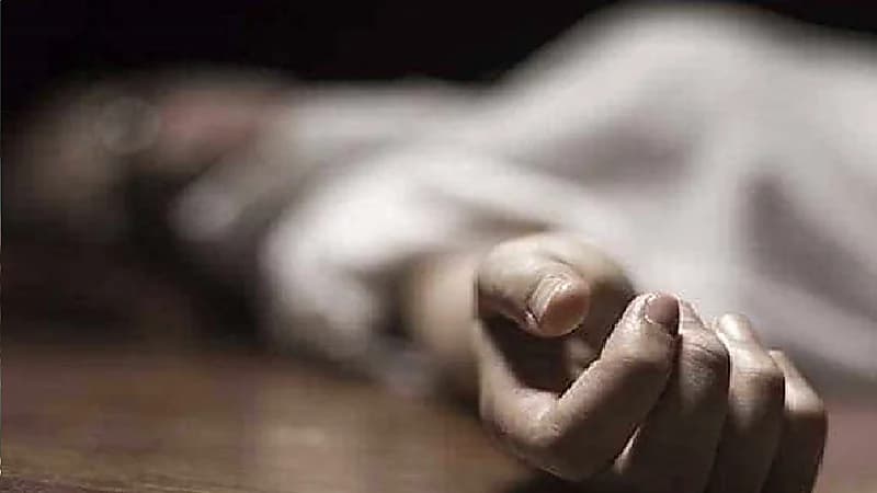 عاطل يقتل زوجتها خنقا ويسلم نفسه للشرطة