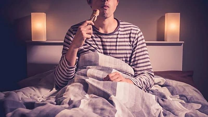 آثار جانبية تنتج عن تناول الطعام قبل النوم