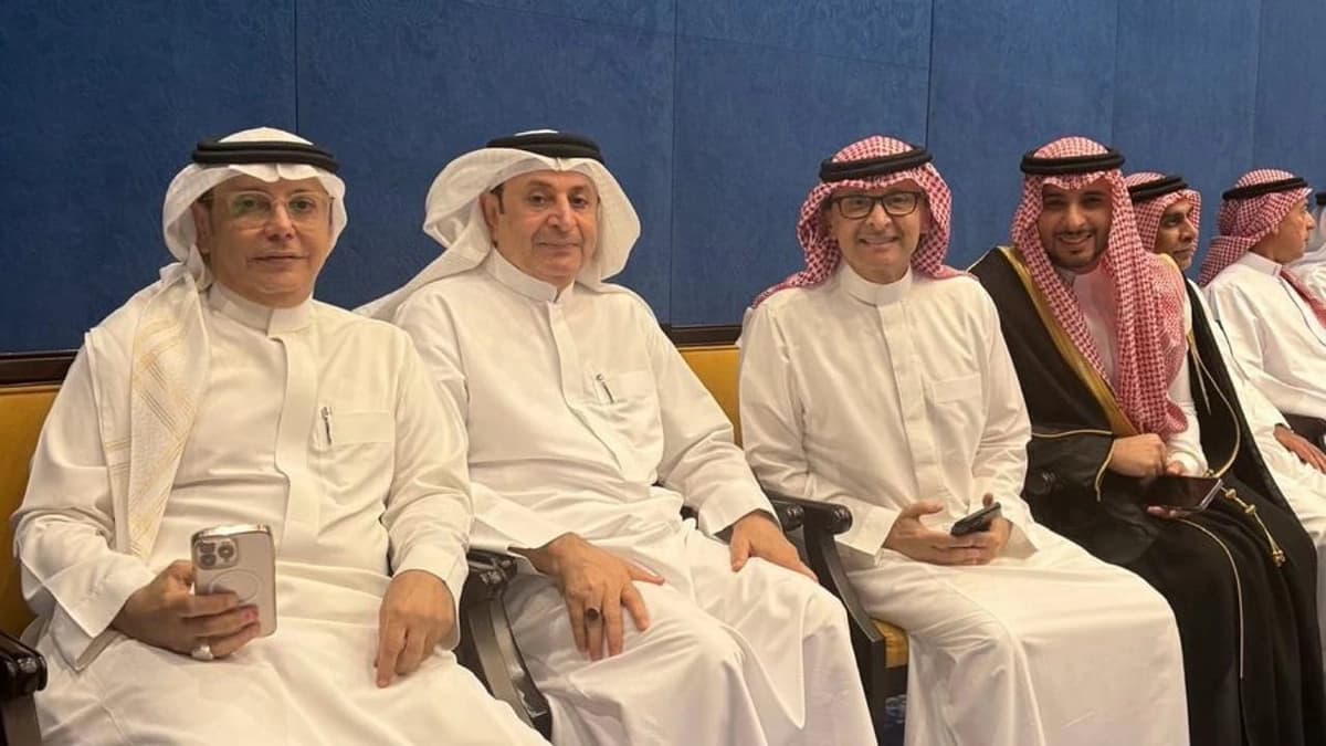 عبدالمجيد عبدالله في لحظة عائلية دافئة برفقة إخوته