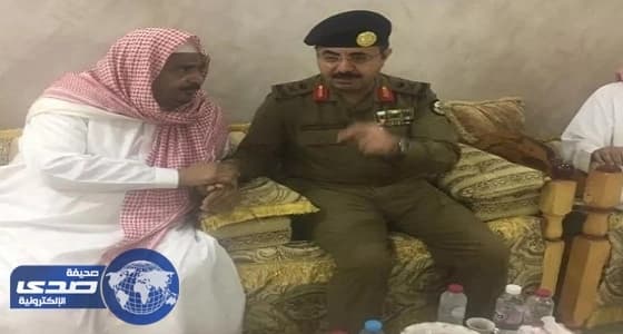 مدير شرطة جازان ينقل تعازي القيادة لوالد الشهيد الصميلي