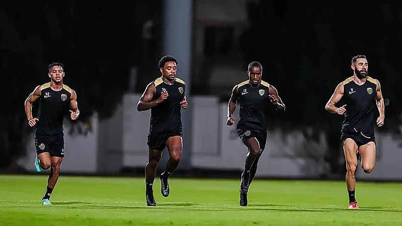 بنزيما يثير جدلاً برفقة زملائه بصورة مقصوصة خلال تدريباته