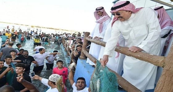 بالفيديو والصور.. أمير جازان يشارك أهالي فرسان في مهرجان صيد سمك الحريد