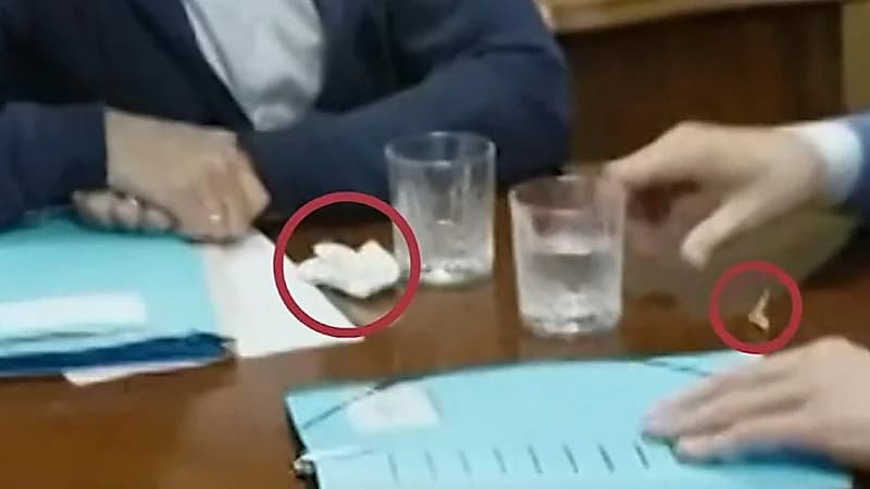 منديل ماكرون الأبيض يثير التكهنات حول احتوائه على مادة محظورة.. فيديو