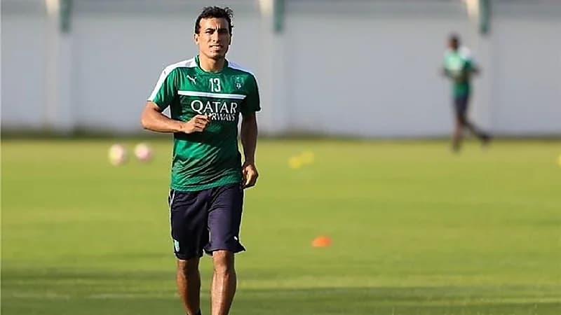 لاعب الأهلي السابق يُعلن اعتزاله