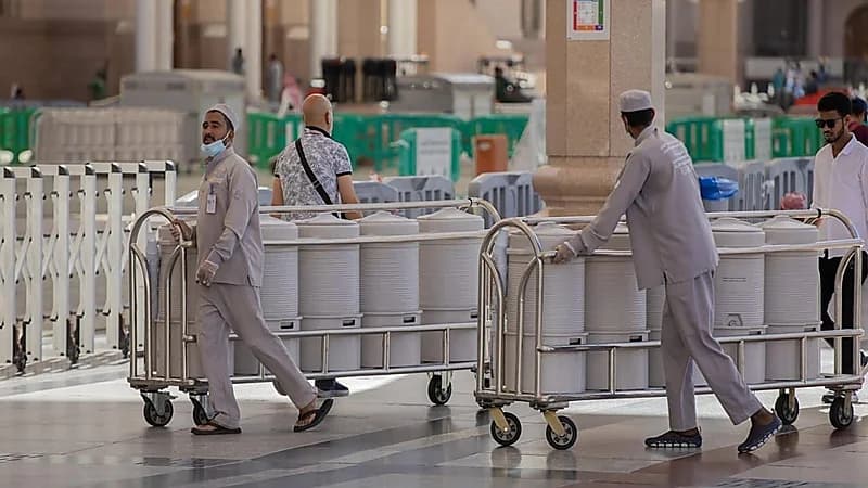 11 ألف طن من مياه زمزم لسقيا ضيوف الرحمن في المسجد النبوي.. فيديو