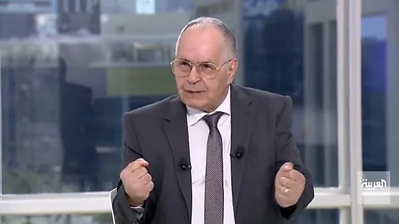 استشاري جراحة يوضح الفرق بين تصنيفات الصداع الثلاثة (فيديو)