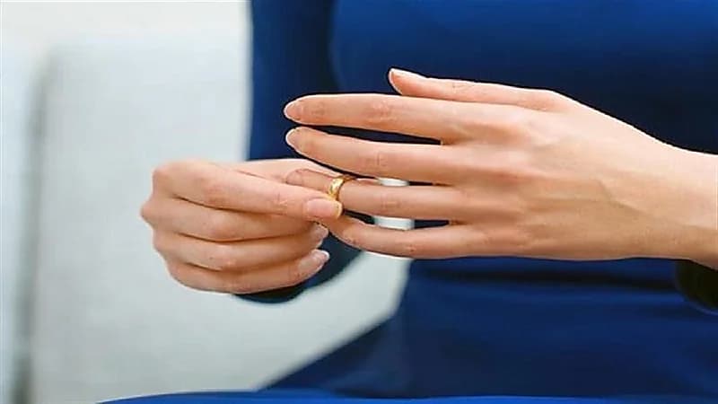 امرأة تطلب الخلع من زوجها بسبب عطره