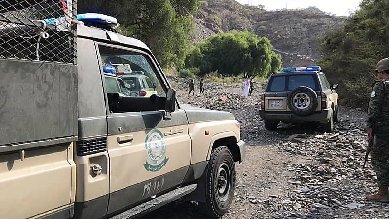 القبض على امرأتين لترويجهما الحشيش والميثامفيتامين في جازان