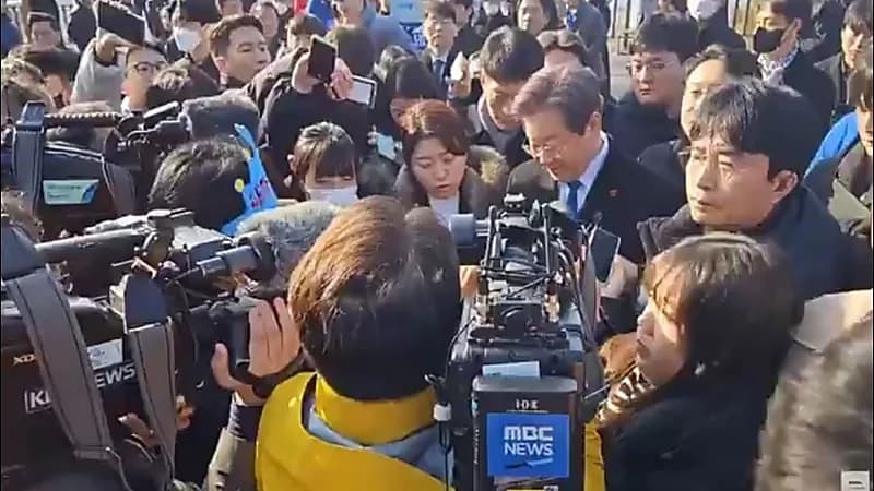 زعيم المعارضة بكوريا الجنوبية يتعرض للطعن خلال مؤتمر صحفي.. فيديو