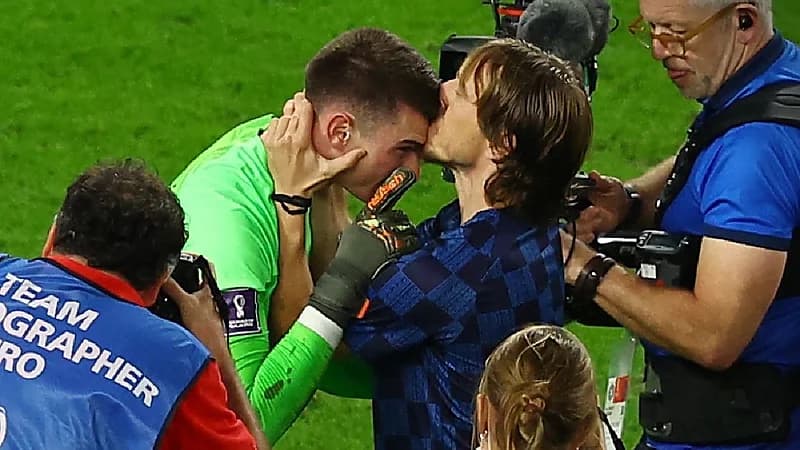 مودريتش يقبل رأس حارس مرمى كرواتيا بعد النصر على اليابان