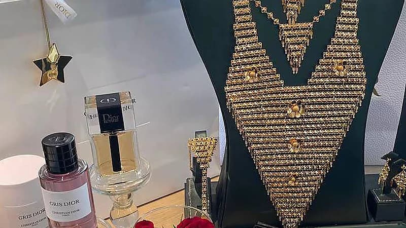 فتاة توثق هدايا فخمة من والدها لوالدتها بمناسبة تقاعده.. صور