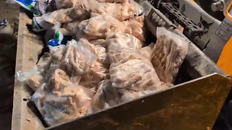 أمانة جدة تتلف 13 طن دواجن و 26 ألف مادة غذائية فاسدة .. فيديو