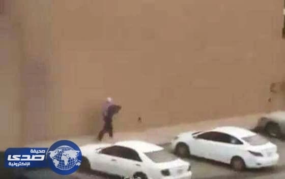 بالفيديو.. شرطة الرياض تطيح بسارق كاشير ماكدونالدز