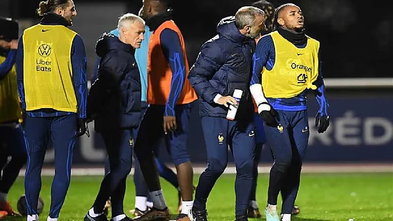 شاهد .. لحظة إصابة نكونكو في تدريبات فرنسا ومواني بديلاً له