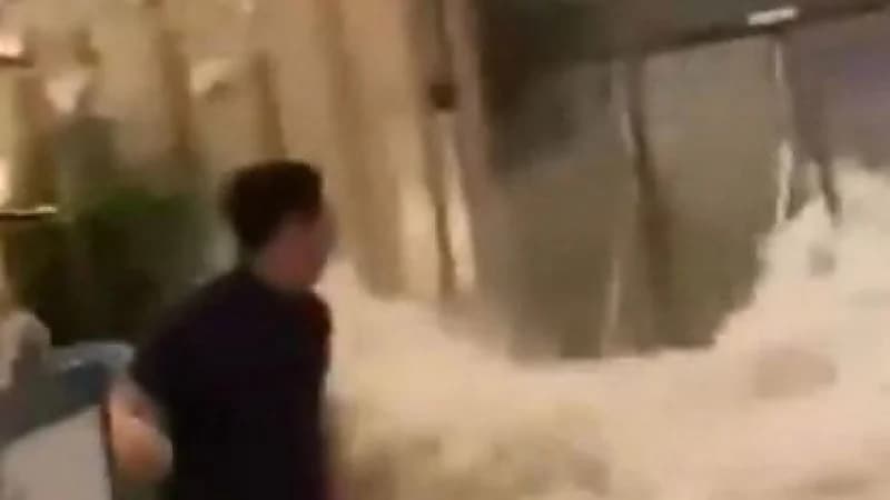 جدار مائي ينفجر داخل فندق فاخر في هونغ كونغ.. صور