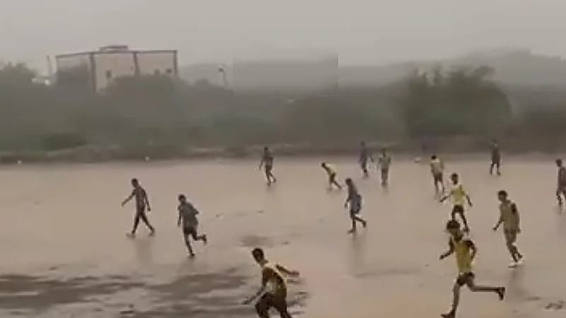 شغف كرة القدم بجازان يدفع بشبانها للعب تحت المطر بملاعب موحله.. فيديو