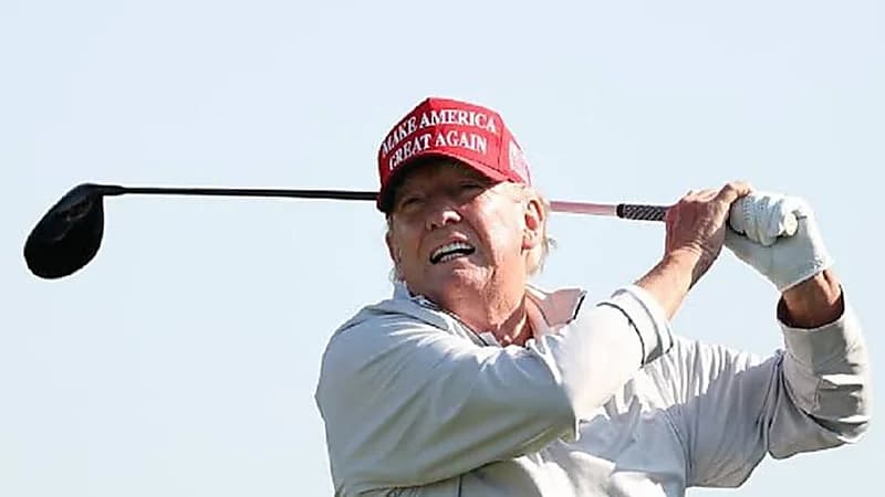 ترامب يقضي عطلة نهاية الأسبوع في ملعب الغولف.. فيديو