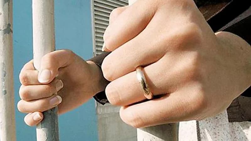 أم تلقي طفليها من شرفة المنزل انتقاماً من طليقها