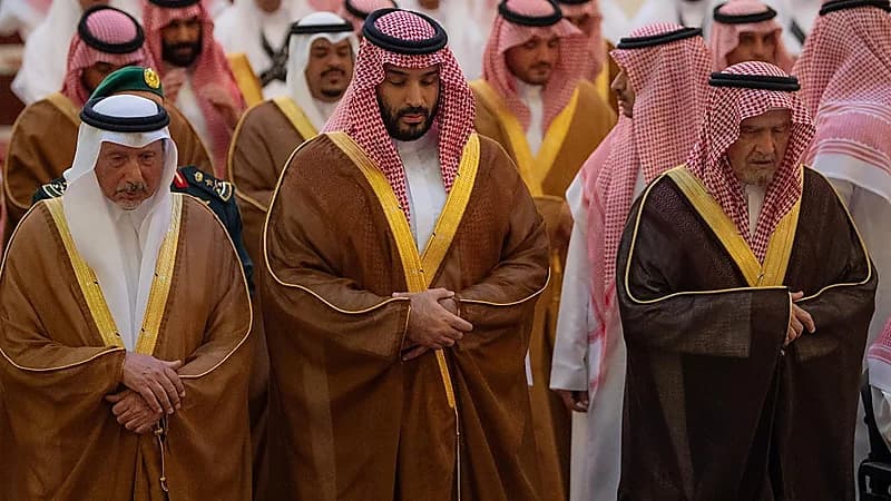 ولي العهد يؤدي صلاة الميت على الأميرة لطيفة بنت عبدالعزيز .. فيديو وصور