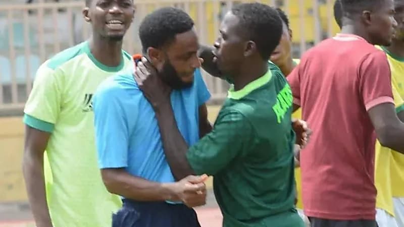 مدرب يعتدي على حكم المباراة بالدوري النيجيري .. صور