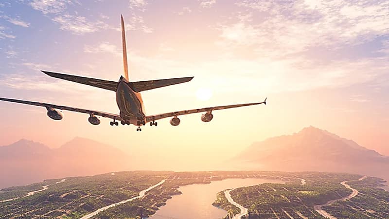 مسافر ينهال ضربا على الطيار لتأخر الإقلاع .. فيديو