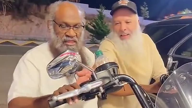 الكلباني يقود دراجة نارية في الباحة .. فيديو