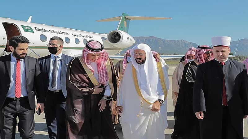 بالفيديو والصور.. وزير الشؤون الإسلامية يجري زيارة لألبانيا