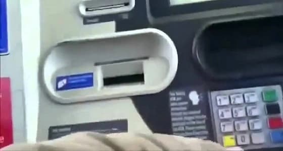 بالفيديو.. المعارضة الإيرانية تتلف أجهزة الصراف الآلي للبنوك