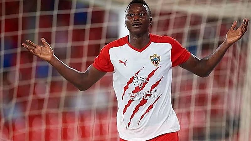 ريال سوسيداد يسعى لضم النيجيري عمر صادق إلى صفوفه