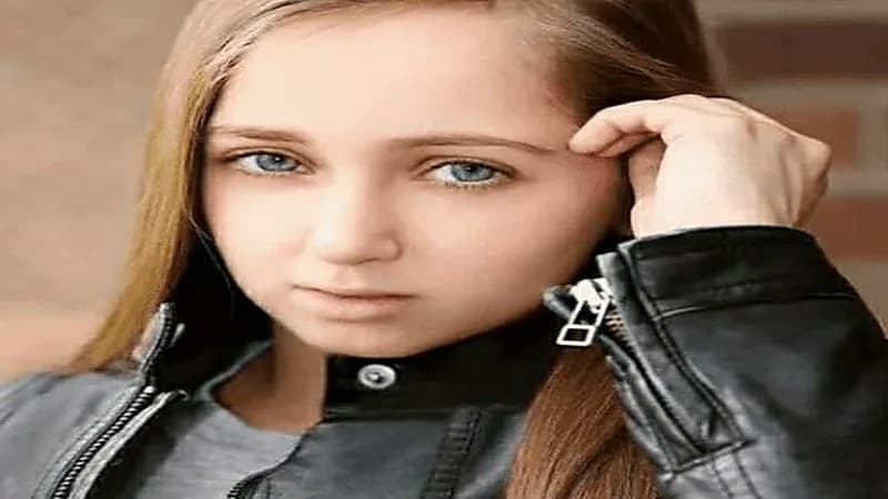 فتاة حبيسة داخل جسدها بسبب توقفها عن النمو