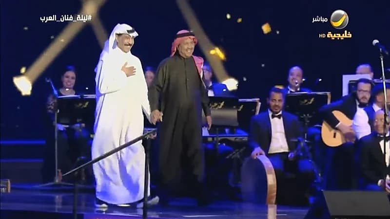 محمد عبده يمازح "الرويشد": من أكبر أنا ولا أنت (فيديو)