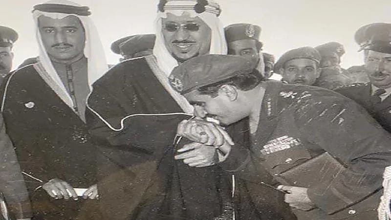 صورة نادرة تجمع الملك سلمان بالملك سعود خلال افتتاح كلية الملك عبدالعزيز الحربية