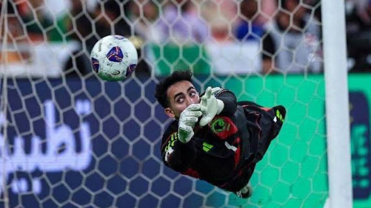 الفريان يكرم العقيدي بـ البشت الأخضر بعد قيادة الأخضر للمونديال.. فيديو