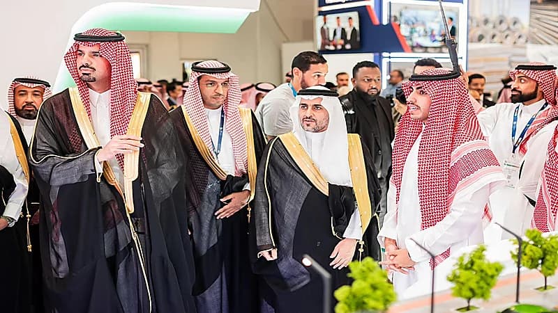 أمين الرياض يفتتح المعرض السعودي للبنية التحتية.. صور
