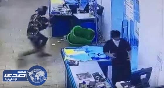 بالفيديو.. مراهقان يستوليان على أموال سوبرماركت وقت الإفطار