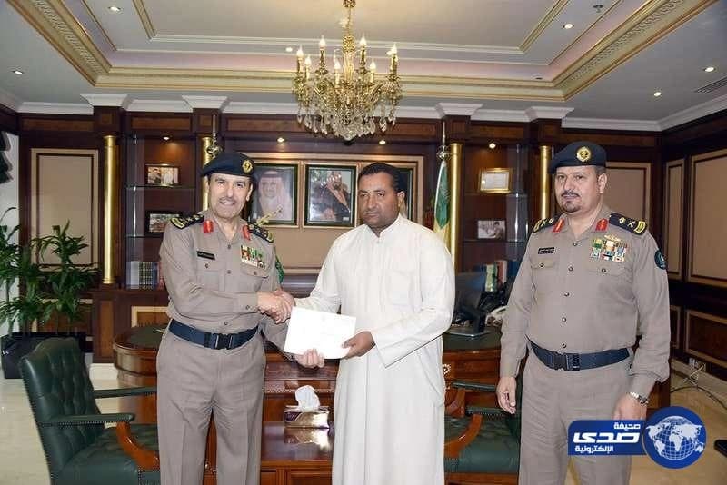 تنفيذاً لتوجيهات ولي العهد.. العمرو يكرِّم مقيماً سورياً أنقذ أسرة من حريق بالرياض