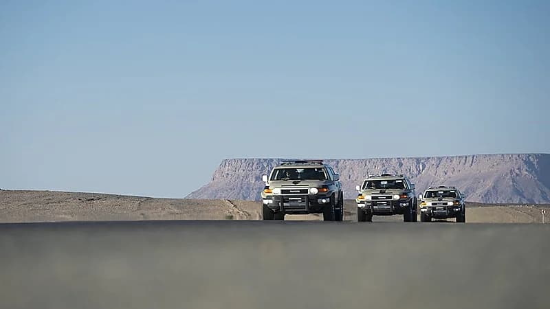 القبض على مقيم لنقله مخالفين لنظام أمن الحدود